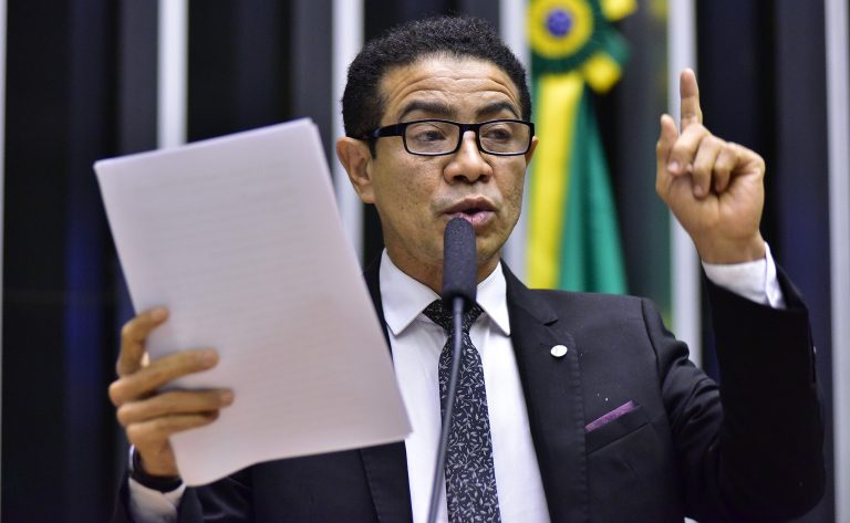 Deputado Pastor Gil (PL-MA) fala no Plenário da Câmara dos Deputados