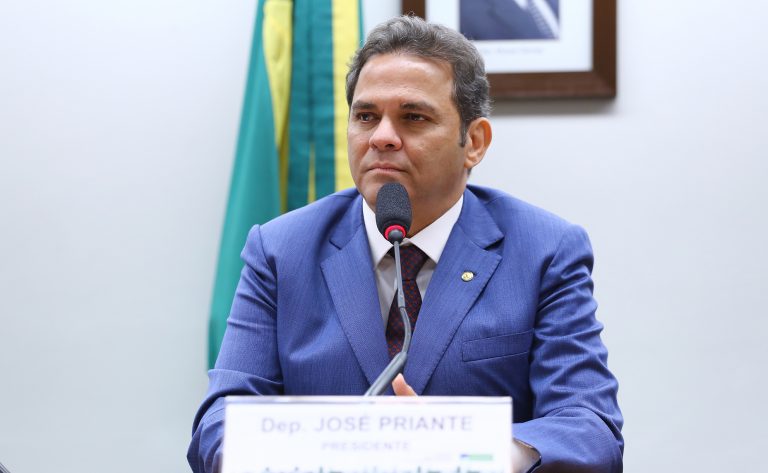Deputado José Priante fala ao microfone