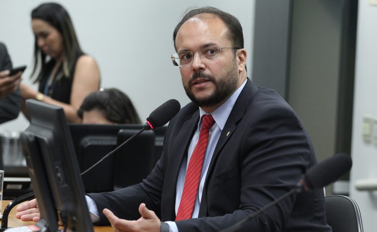 Deputado Thiago de Joaldo fala ao microfone