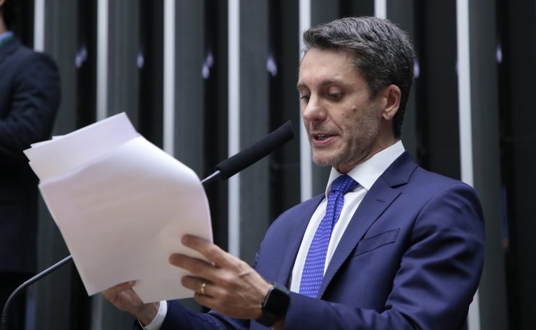Deputado Alex Manente fala ao microfone