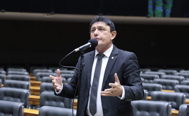 Deputado Delegado Éder Mauro fala ao microfone