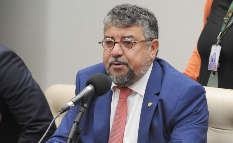 Deputado Washington Quaquá fala ao microfone