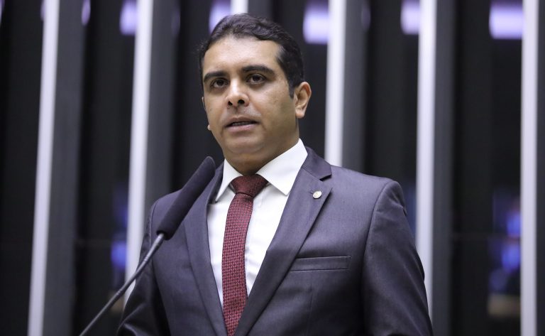 Deputado Fernando Rodolfo fala ao microfone