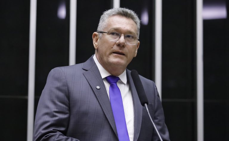 Deputado Keniston Braga fala ao microfone