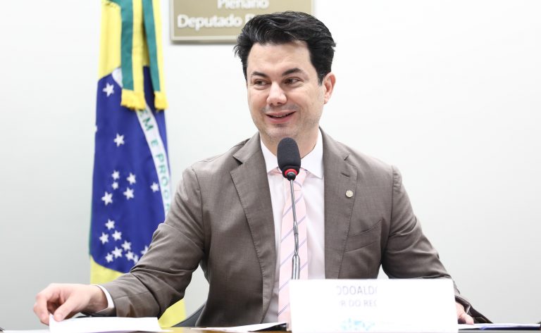 Audiência Pública - Regulamentação das atividades do técnico farmacêutico. Dep. Clodoaldo Magalhães (PV-PE)