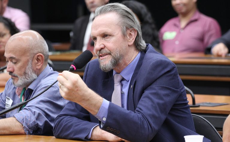 Deputado Pedro Uczai fala ao microfone