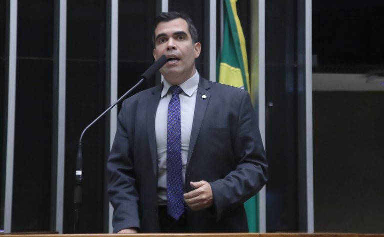 Deputado Ricardo Ayres fala ao microfone