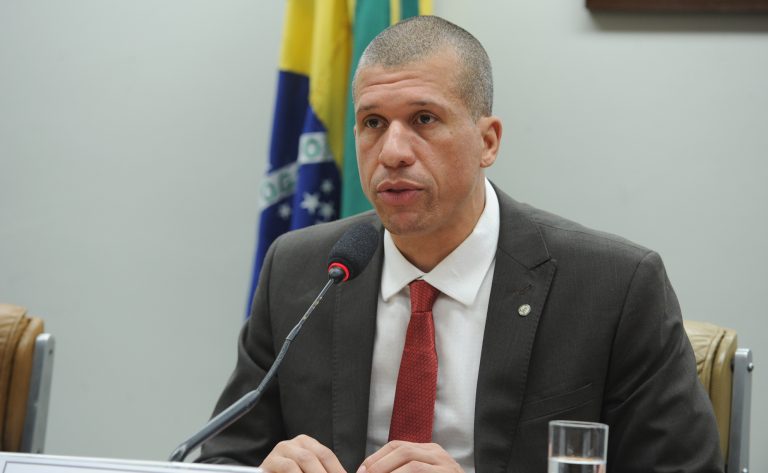 Deputado Douglas Viegas fala ao microfone