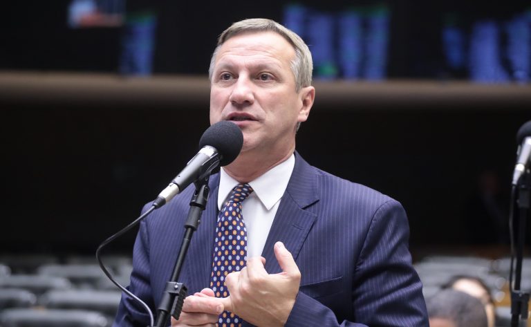 Deputado Sanderson fala ao microfone
