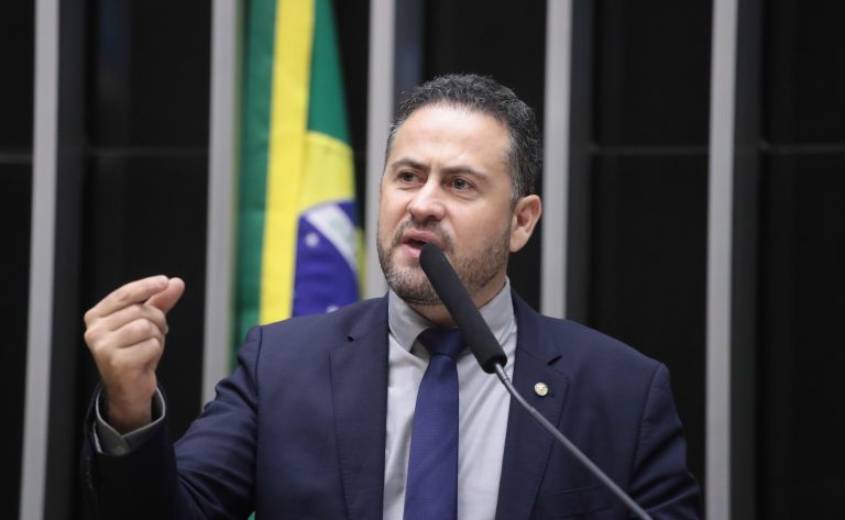 Deputado Kiko Celeguim fala ao microfone