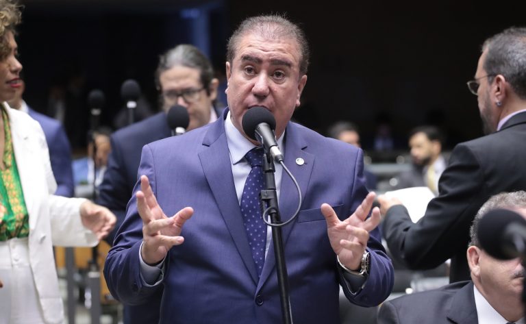 Deputado Jonas Donizette fala ao microfone