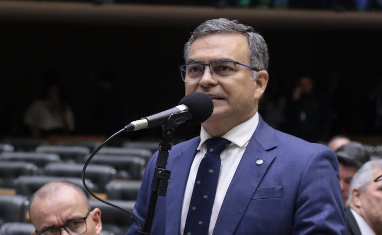 Deputado Allan Garcês fala ao microfone