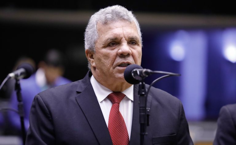 Deputado Alberto Fraga fala ao microfone