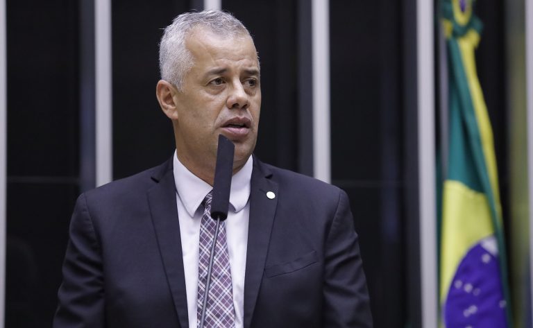 Deputado Evair Vieira de Melo fala ao microfone