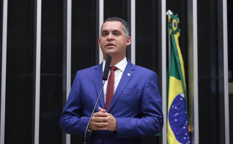 Deputado Gilson Daniel (Pode-ES) fala no Plenário da Câmara dos Deputados