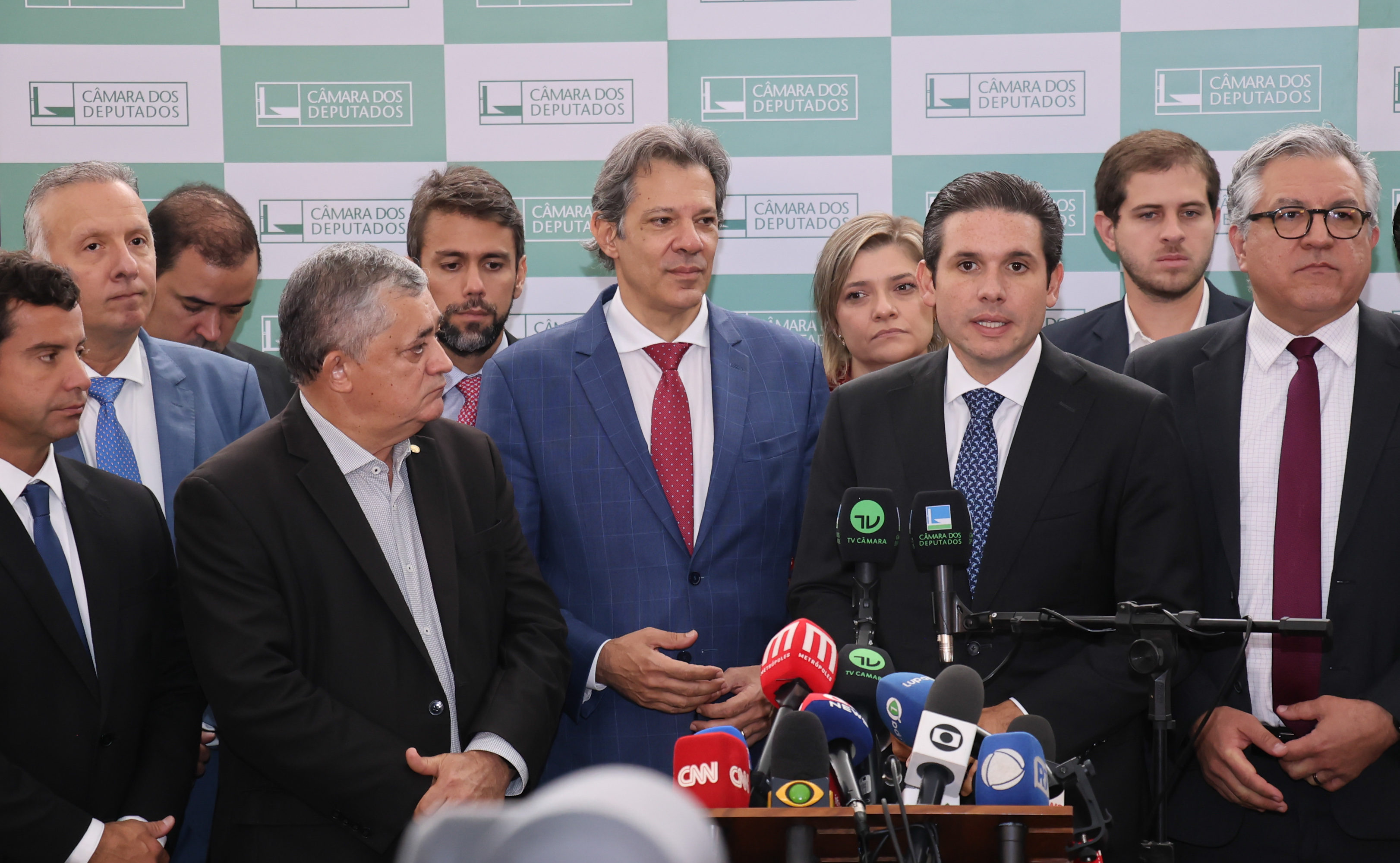 Coletiva de Imprensa. Dep. José Guimarães (PT - CE). Ministro da Fazenda do Brasil, Fernando Haddad. Presidente da Câmara dos Deputados, Hugo Motta (REPUBLICANOS - PB). Ministro de Secretaria de Relações Institucionais do Brasil, Alexandre Padilha. Hugo Motta (D) concede entrevista ao lado do ministro Haddad e do líder do governo, José Guimarães