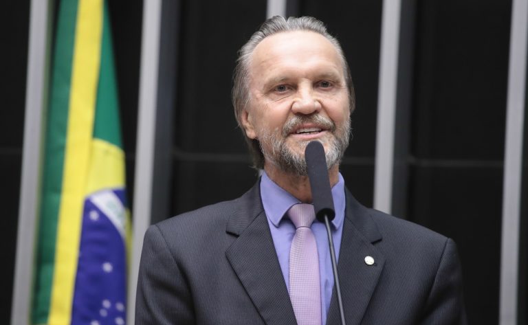 Deputado Pedro Uczai fala ao microfone
