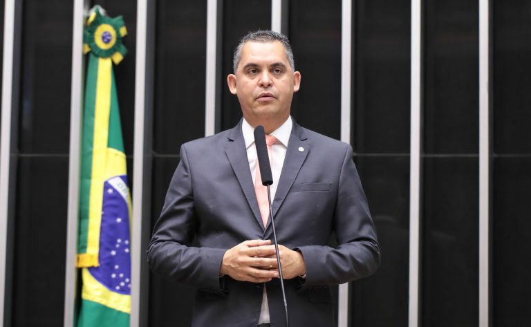 Deputado Gilson Daniel (Pode-ES) fala no Plenário da Câmara dos Deputados
