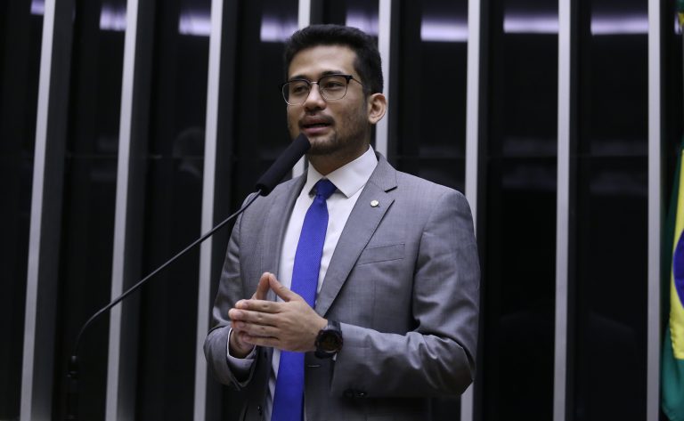 Deputado Kim Kataguiri fala ao microfone