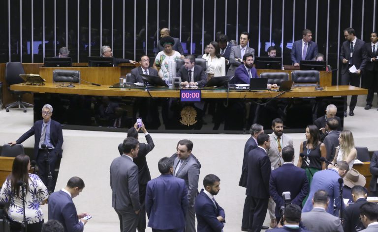 Discussão e votação de propostas legislativas.