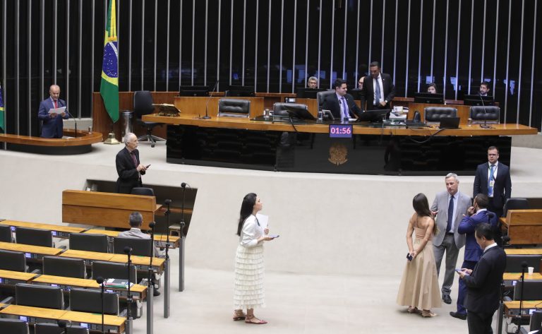 Deputados reunidos no plenário