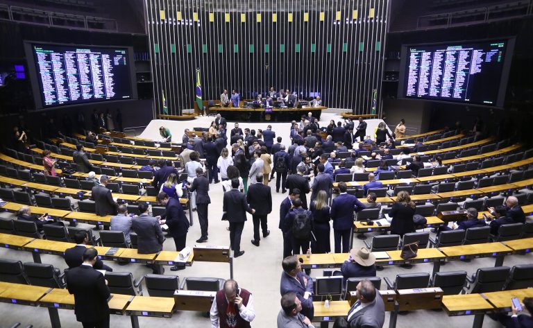 Discussão e votação de propostas legislativas.