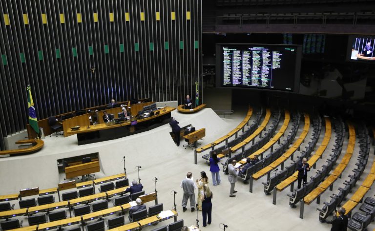 Discussão e votação de propostas legislativas.