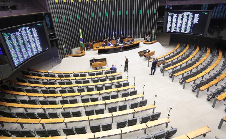 Deputados reunidos no plenário