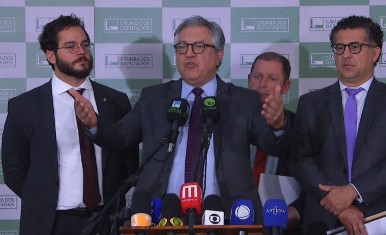 Padilha dá entrevista no salão verde