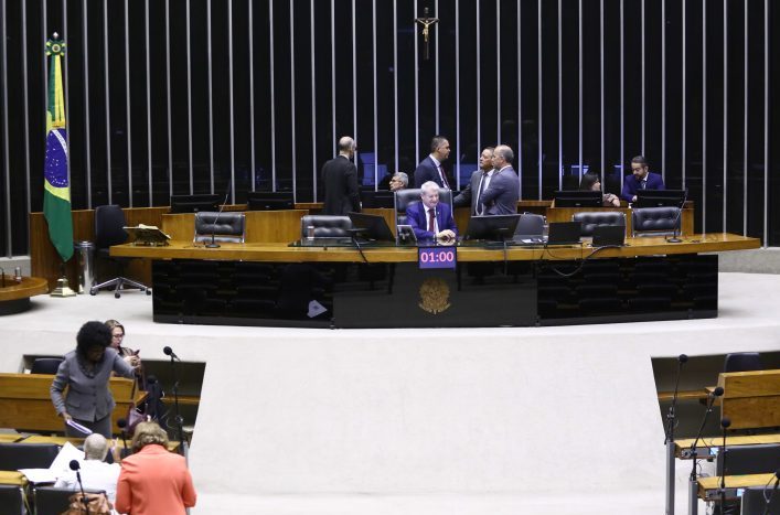 Deputados reunidos no plenário