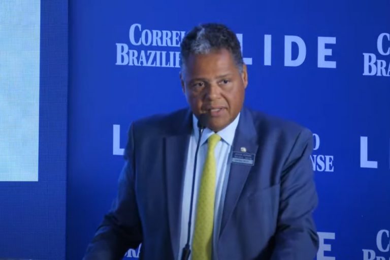 Antonio Brito discursa em evento