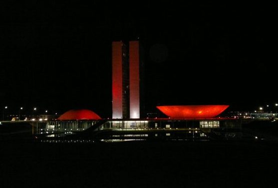 Congresso é iluminado de vermelho no Dia da Cardiopatia Congênita