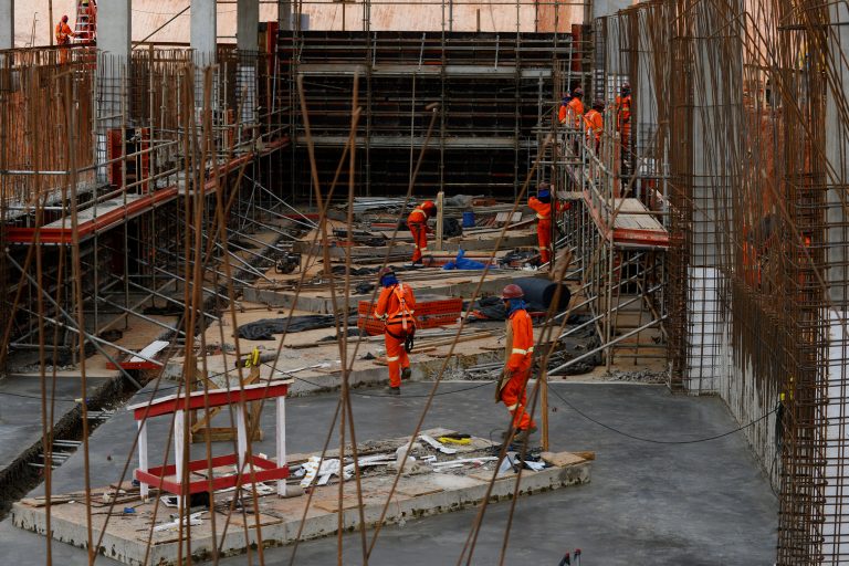 Operários trabalham em obra