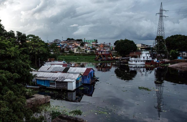 Cidades - geral - enchente - Manaus - Os rios da Bacia Amazônica vivem uma forte enchente e a expectativa é que o volume de água supere a cheia recorde de 2012.