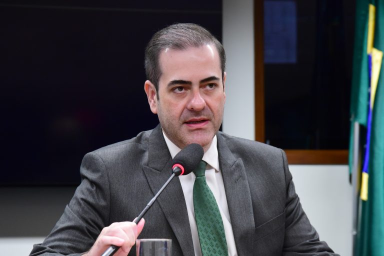 Deputado Carlos Chiodini fala ao microfone