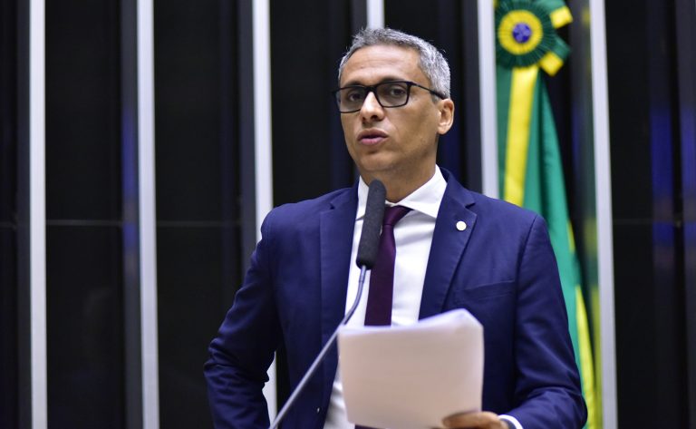 Deputado Gustavo Gayer fala ao microfone