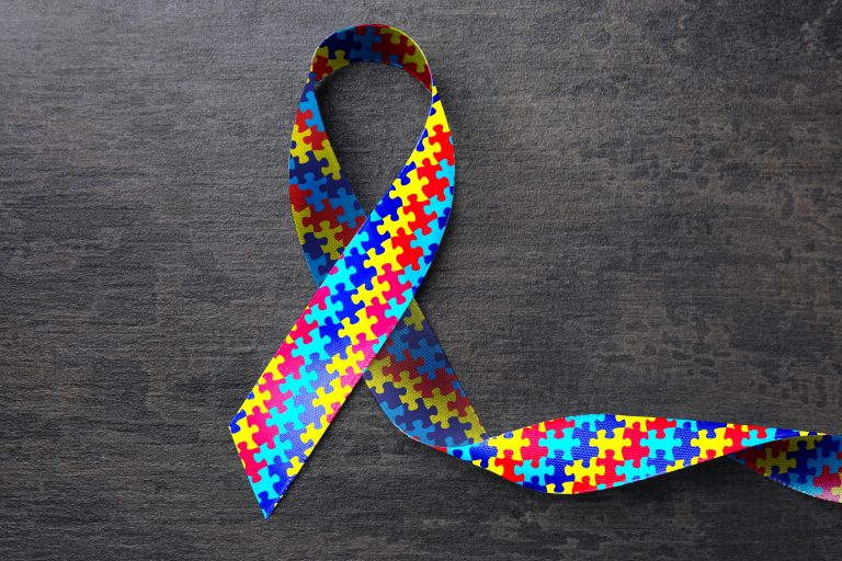 Uma fita com o desenho de um quebra-cabeças colorido