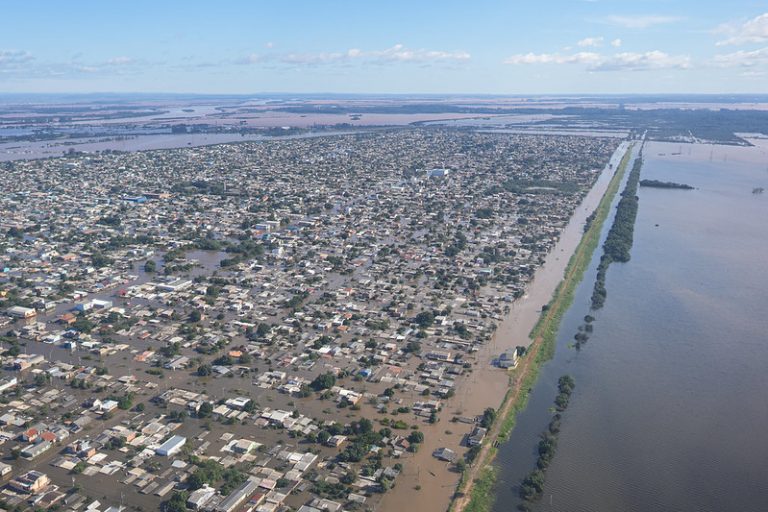 Imagem aérea de município gaúcho alagado após chuvas intensas em maio de 2024