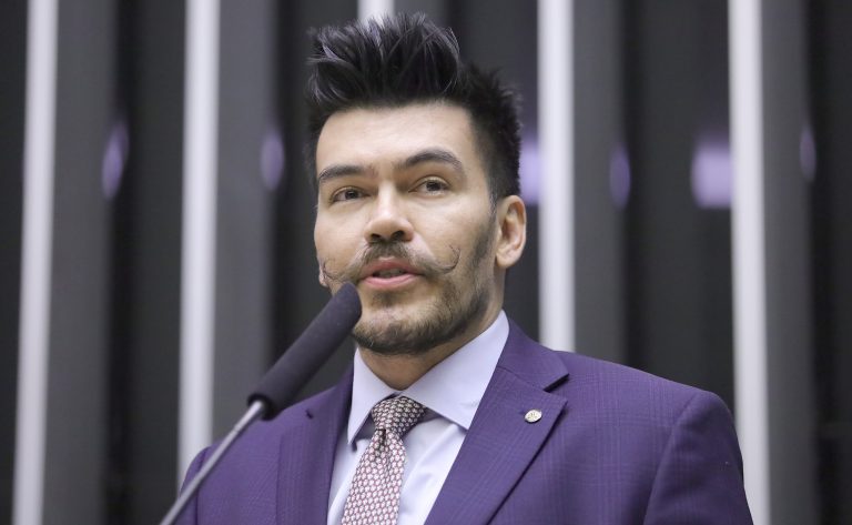 Deputado Augusto Puppio fala ao microfone