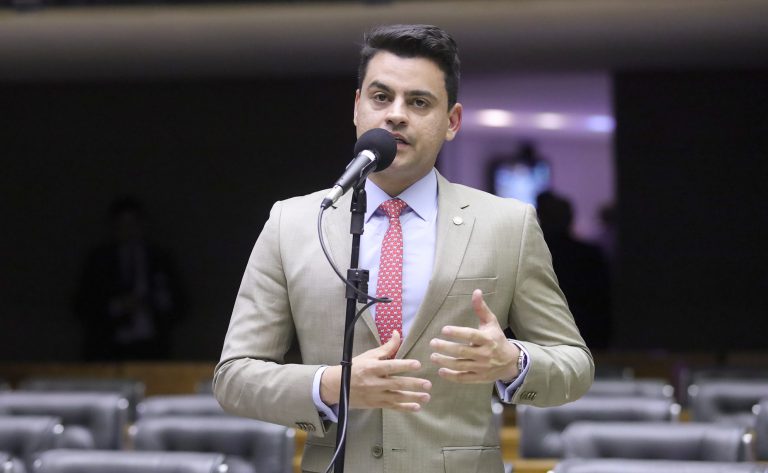 Deputado Yury do Paredão fala ao microfone