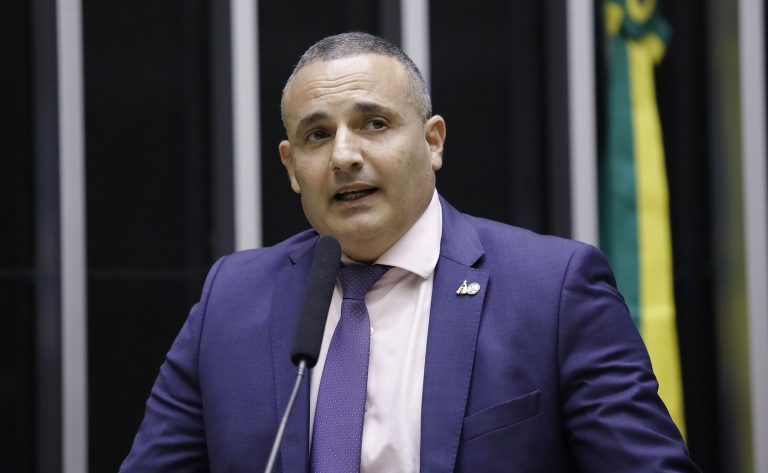 Deputado Delegado Palumbo fala ao microfone