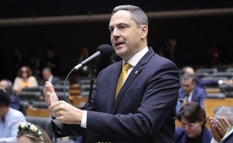 Deputado Luiz Philippe de Orleans e Bragança fala ao microfone