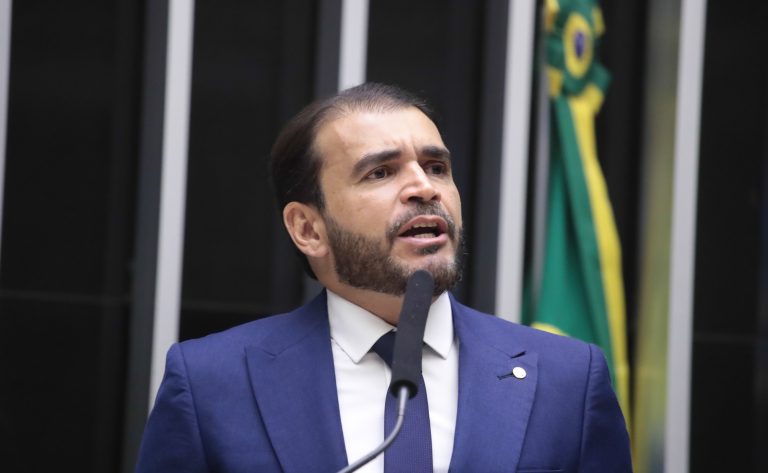 Deputado Delegado Marcelo Freitas fala ao microfone