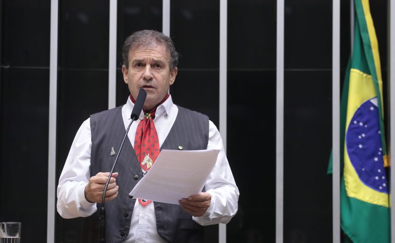 Deputado Pompeo de Mattos fala ao microfone