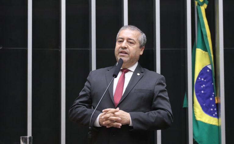 Deputado Ronaldo Nogueira fala ao microfone