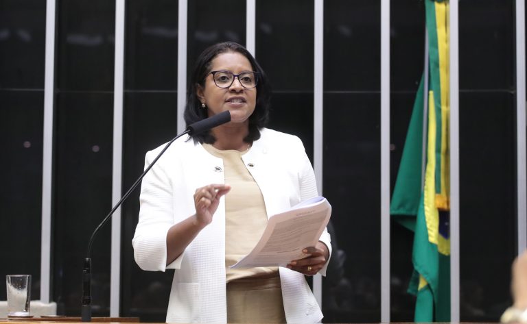 Deputada Gisela Simona (União-MT) fala no Plenário da Câmara dos Deputados