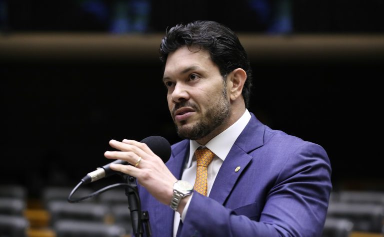 Deputado Acácio Favacho fala ao microfone