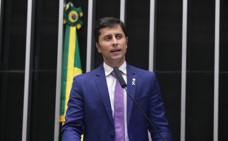 Deputado Duarte Jr. (PSB-MA) fala no Plenário da Câmara dos Deputados