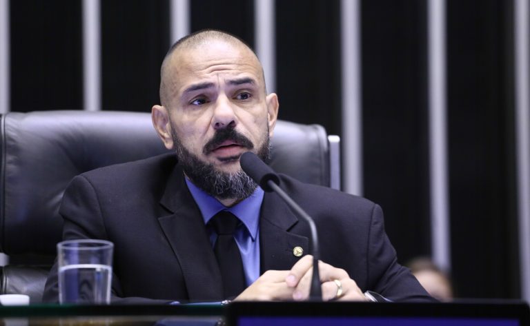 Deputado Sargento Portugal fala ao microfone