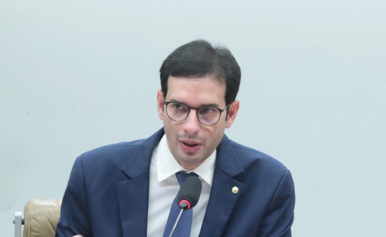 Deputado Leo Prates fala ao microfone